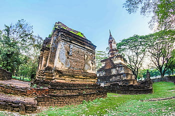 Starověké buddhistické ruiny, Thajská architektura, Serene Park, modrá obloha, během dne, historické místo, betonové zříceniny, hnědá a šedá, venkovní nastavení, kulturní dědictví, starobylé struktury