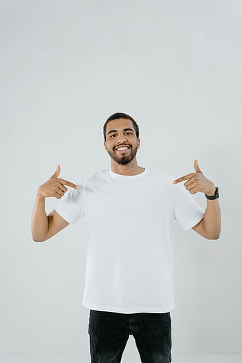 pria yang percaya diri, tersenyum, menunjuk, baju putih, menyalin ruang, latar belakang putih, Gaya kasual, busana pria, Kaos kosong, tembakan studio, potret