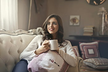 femeie, alb top, bautura de baut, cana alb ceramica, întins pe canapea, Cameră bine luminată, relaxant, ceașcă de cafea, living confortabil, de interior, confort