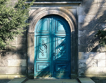 porta di legno blu, porta ad arco, disegni gotici, vibrante blu, ombre degli alberi, Porta chiusa, muro di pietra, dettaglio architettonico, porta esterna, architettura gotica, porta blu