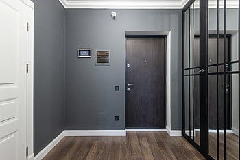 apartament modern, Coridor spațios, dulap cu oglindă, podele din lemn, Intrare elegantă, design contemporan, design interior, decoratiune interioara, casa moderna, Intrare în apartament, uși de sticlă