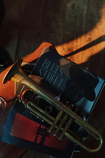 vintage trompet, vinil kayıtları, nostaljik müzik, müzikal atmosfer, istiflenmiş kayıtlar, Kayıtlarda trompet, retro müzik, klasik caz, blues sokağı, albüm kapağı, müzik Enstrümanları