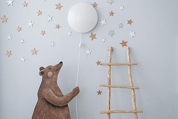 planteskoleindretning, bjørn med ballon, stjerner, træ stige, legende atmosfære, charmerende børneværelse, lys nær stjerner, dekoration af babyværelset, børns værelse, stjerne væg indretning, bjørnefigur