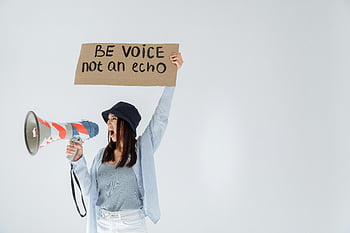 Kvinde råber, megafon, holde tegn, vær en stemme, ikke et ekko, bemyndiget kvinde, besked, protest, aktivisme, demonstration, empowerment, skiltning
