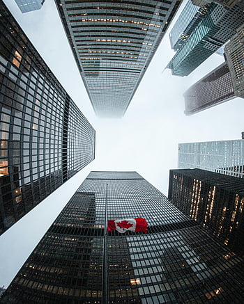 Toronto felhőkarcolók, kanadai zászló, felhős nap, alacsony szögű fényképezés, magas épületek, városi látkép, városkép, modern építészet, Toronto belvárosában, irodaépületek, pénzügyi negyed