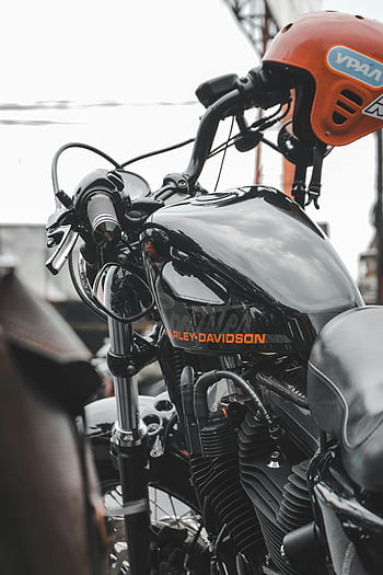 černý motocykl, harley davidson, Luxusní motocykl, výkonný motocykl, Podrobný pohled, Black Harley Davidson, motocyklová helma, drahá motorka, motor, Detaily motocyklu
