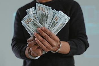 ręce trzymające pieniądze, Banknoty 100-dolarowe, osoba kajdanek, przestępstwo i kara, Bliskie ręce, banknoty dolarowe, kajdany, przestępstwo finansowe, nielegalne pieniądze, gotówka w rękach, symbolika pieniędzy