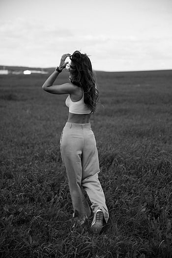 fotografie ve stupních šedi, žena, bílé tílko, chůze, travnaté hřiště, Černý a bílý, ležérní oblečení, venkovní, Příroda, černobílý