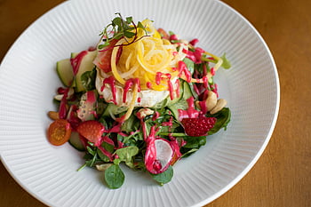 insalata gourmet, condimento vibrante, piatto bianco, insalata colorata, deliziosa insalata, verdure fresche, condimento per l'insalata, pasto salutare, Presentazione dell'insalata, ingredienti per insalata, condimenti per insalata