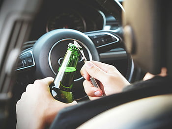 persoon die fles opent, auto-interieur, bier fles, veilig rijden, Road Dangers, Handen openen fles, Rijden, voertuig interieur, alcohol gebruik, veiligheid van de bestuurder, Auto -veiligheid