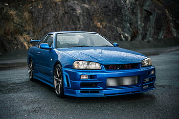 รถสีน้ำเงิน, นิสสันสกายไลน์ r34, รถสปอร์ต, ถนนเปียก, ถนนภูเขา, พื้นหลังหมอก, เส้นขอบฟ้านิสสันสีน้ำเงิน, ภาพถ่ายระยะใกล้, รถถ่ายภาพ, ยางมะตอยเปียก