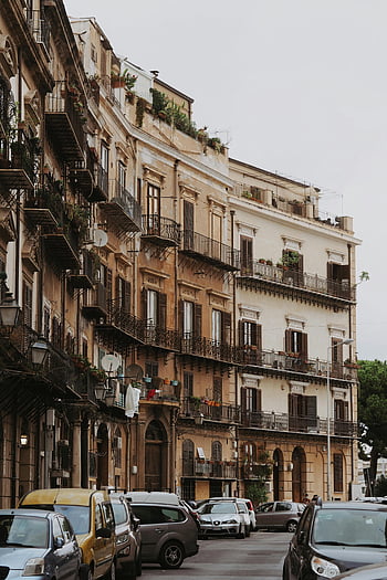 rue résidentielle européenne, voitures garées, bâtiments historiques, balcons, scène urbaine, paysage urbain, architecture, vue sur la rue, zone résidentielle, ville européenne, voitures près de la construction