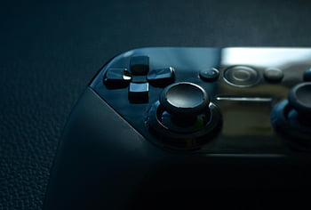spielcontroller, elegantes Design, Moderner Controller, Nahaufnahme, dramatische Beleuchtung, Gaming -Themen, Videospiel-Controller, Spielzubehör, Controller -Tasten, Joystick, Gaming -Ausrüstung