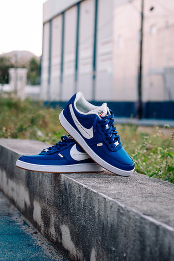 blå och vita Nike-sneakers, betongbänk, urbana miljö, närbild, blå sneakers, betong, Nike skor, utomhus-, streetwear, mode, livsstil