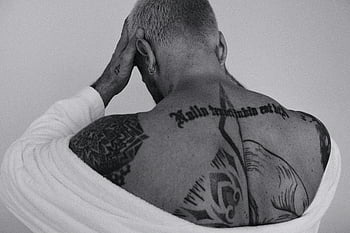 tetování na zádech muže, tetování zezadu, monochromatické tetování fotografie, umělecké body art, tetovaný muž, černé a bílé tetování, tetování na zádech, muž s tetováním, Tattoo Design, Tetovaný zpět, černobílé fotografování