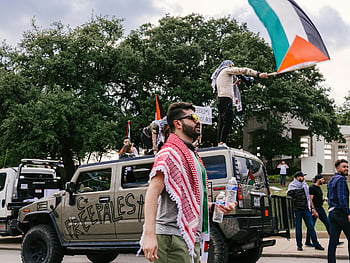 Bandiera palestinese, protesta di strada, dallas, folla eterogenea, Vibrante protesta, Bandiere palestinesi, Palestina libera, protesta del veicolo, dimostrazione all'aperto, protesta urbana, solidarietà in Medio Oriente