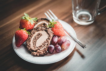 kaka, choklad, frukt, jordgubbar, chokladrulle, chokladkaka, skivad tårta, vindruvor, mat, äta, utsökt