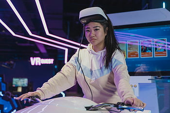 mujer, realidad virtual, auriculares vr, sala de juegos de interior, experiencia inmersiva, gafas vr, juego de azar, arcada, Experiencia de realidad virtual, mujer jugando VR, Quest VR