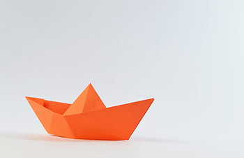 오렌지 종이 보트, 흰색 배경, 미니멀리스트 이미지, 종이 접기, 독창성, 공예 개념, 오렌지 종이 접기, 종이 공예, 심플한 디자인, 흰색 표면, 오렌지 보트