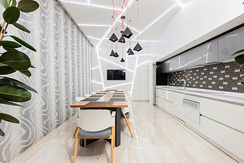 minimalistisches Interieur, Beleuchtete Küche, Esszone, Modernes Esszimmer, zeitgenössische Beleuchtung, minimalistisches Design, Geräumiges Layout, eleganter modern, Esstisch, weiße Schränke, Zimmerpflanzen