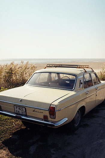 Historické auto, zpětný pohled, klasické auto, pláž, jasné modré nebe, mobilní tapety, Retro vozidlo, zaparkované auto, pobřeží, staré auto, Auto po pláži