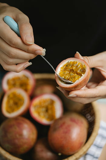 Fructe proaspete de pasiune, Fructe de pasiune suculentă, fructe coapte, Fructe interioare, linguriţă, coș de fructe, savurarea fructelor, femeia mâncând, Coș de fructe de pasiune, fructe proaspete, Scena de fructe interioare