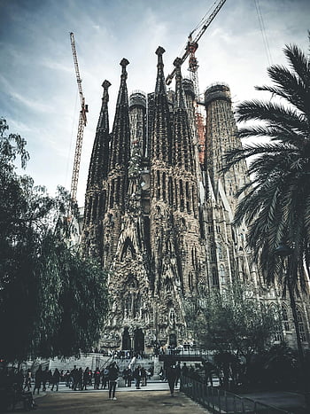 Sagrada Familia, Gotik bazilika, barcelona, tamamlanmamış, görkemli, uzun kuleler, inşaat vinçleri, yükselen kuleler, ispanya, antoni gaudi, katedral