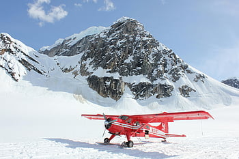 Červený monoplane, zasněžený terén, národní park denali, Aljaška, živá červená rovina, zasněžené hory, zimní krajina, letecké fotografie, venkovní dobrodružství, alpské scenérie, Červené letadlo