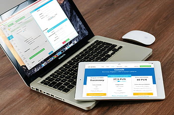 macbook pro, ipad, jabłko magiczna mysz, drewniane biurko, nowoczesna technologia, zbliżenie, laptop, tablet, urządzenia technologiczne, konfiguracja biurowa, Cyfrowy obszar roboczy