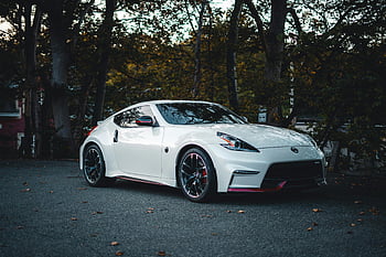 White Nismo 370Z, Mobil sport Nissan, jalan hutan, musim gugur, mobil yang elegan, mobil sport putih, NISMO 370Z, mobil yang diparkir, dedaunan musim gugur, Mobil sport, pengaturan hutan