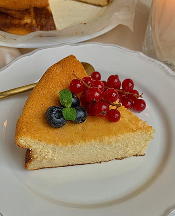 plátek dortu, tvarohový koláč, čerstvé jahody, bílá deska, červený rybíz, borůvky, listy máty, dezert, Tantalizing, Plátek tvarohového koláče, dort s ovocem