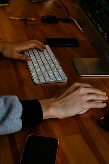 ruce na myši, ruce na klávesnici, detailní záběr rukou psaní, moderní stůl, počítačový monitor, Ergonomické nastavení, kancelářský prostor, počítačové periferie, nastavení stolu, práce z domova, Nástroje produktivity