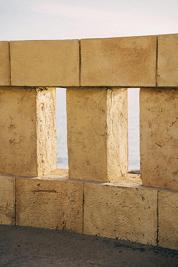 betonová bariéra, Okna, kamenná bariéra, obdélníkové otvory, Rustikální textura, detail, architektonický detail, venkovní konstrukce, zvětralý kámen, architektonický prvek, stavební prvek