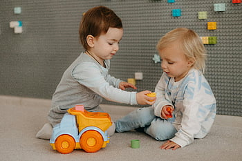 děti si hrají, hračka nákladní auto, batolata, vnitřní hru, Barevné bloky, šťastné děti, vnitřní hračky, prázdno, Vzdělávací hračky, Vývoj dítěte, zábavné aktivity