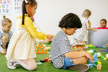 ragazza in abito giallo, Ragazzo con camicia a strisce, giocare a dottore, Impostazione dell'asilo, bambini gioiosi, ricreazione, blocchi, giocattoli, gioco al coperto, sala giochi per bambini, giocattoli educativi