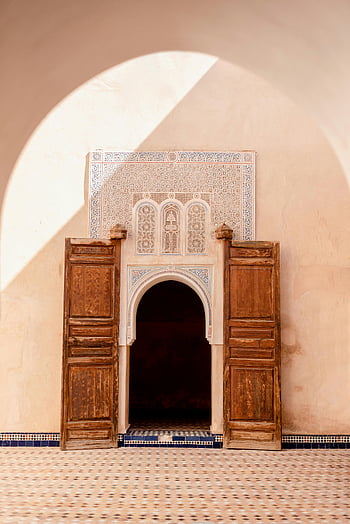 Fas mimarisi, tahta kapı, süslü kemer, marrakech, Fas, kiremitli oda, kemerler, güzel mimari, geleneksel tasarım, kültürel Miras, iç dizayn