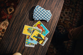 Tarot-Karten, Holztisch, flach liegen, Wahrsagen, kariertes Tuch, Kartenlesen, Divination, mystisch, esoterisch, spirituell, Tischplatte