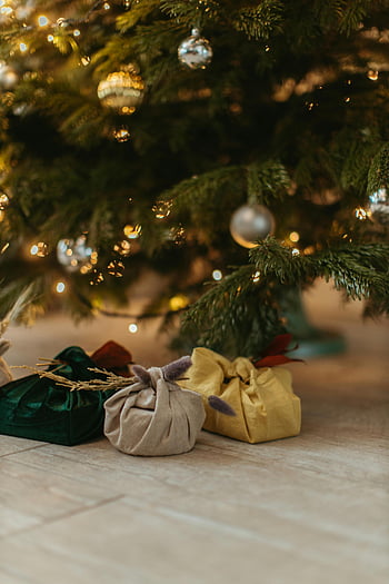 albero di Natale, regali, Regali incartati, Atmosfera festosa, luci scintillanti, arredamento per le vacanze, incartamento di regalo, stagione delle vacanze, decorazioni natalizie, Atmosfera calda, Spirito festivo