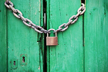 lucchetto in metallo color ottone, catena, porta di legno verde, sicurezza, catena pesante, porta rustica, lucchetto, serratura a catena, porta verde, catena di metallo, lucchetto di ottone