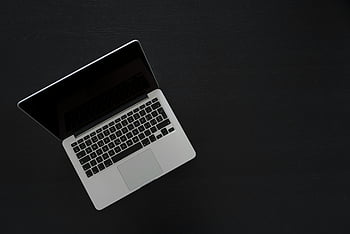 macbook pro, felülnézet, sötét íróasztal, modern technológia, minimalizmus, hordozható számítógép, ezüst billentyűzet, fekete háttér, karcsú dizájn, műszaki eszköz, termelékenységi eszköz