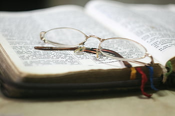 Brille, goldfarbene Rahmen, offene Bibel, Bunte Lesezeichen, religiöses Studium, Nahansicht, Themen studieren, Vintage Brille, Buch lesen, Spirituelle Lesen, Studienwerkzeuge