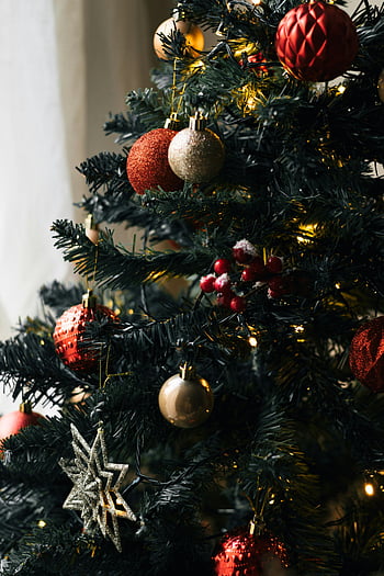julgran, grönt julgran, julbollar, röda prydnadsföremål, guldpynt, festande anda, semesterinredning, julpynt, julbelysning, jul dekorationer, festträd