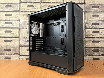 ブラックコンピューター、 取り付けファン、 コンピューターケースを開く、 現代のPCデザイン、 内部空間、 コンピューターハードウェア、 PCコンポーネント、 冷却システム、 技術機器、 コンピューターケース、 ファンの取り付け