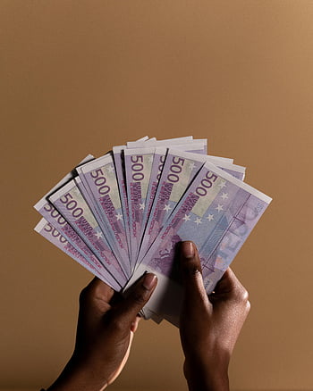 500 eurobankovek, Ruce drží peníze, detailní záběr na ruce, Více bankovek, Béžové pozadí, fanoušků bankovek, Euro měna, hotovost v ruce, Zobrazení peněz, Finanční bohatství, evropské měny