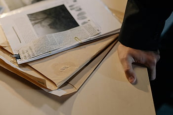svart blazer, hand, skrivbord, Tidningsurklipp, utredningsdokument, närbild, stack, dokument, skrivbordets yta, kontorsinställning, undersökning
