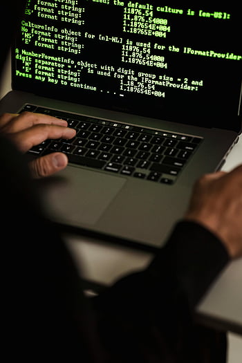 Oříznutí hacker, laptop, obrazovka dat, kybernetická bezpečnost, hackování, Dimaly osvětlená místnost, Detailní ruce, programování, zabezpečení počítače, Psaní kódu