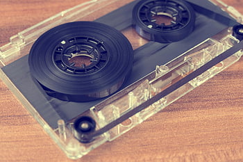 cinta de casete, casete transparente, casete negro, superficie de madera, audio retro, de cerca, foto detallada, cassette vintage, cinta de audio, cinta de música, música retro