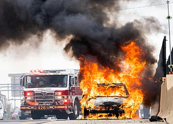 truk pemadam kebakaran, membakar mobil, petugas pemadam kebakaran, kebakaran mobil, jalan-jalan kota, respon darurat, Springfield VA, adegan api, pemadam kebakaran, kebakaran perkotaan, kebakaran kendaraan