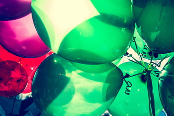 Nahaufnahme Luftballons, bunte Luftballons, grüne Luftballons, rosafarbene Ballone, Festliche Feier, Partyballons, Nahaufnahmefoto, Feierballons, grün und pink, Balloncluster, Festliche Luftballons