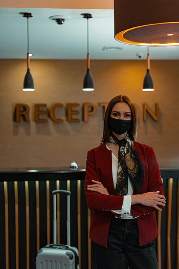 kırmızı blazer kadın, otel resepsiyonu, şık kadın, Giyen Maske, Kolları kavuşturma, bagajın yakınında, resepsiyon bankosu, modern otel, seyahat güvenliği, profesyonel kıyafetler, otel lobisi